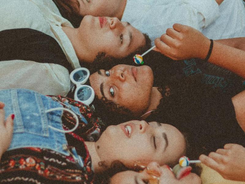 Batterie sociale à plat : pourquoi certaines interactions te vident (et comment recharger)